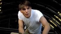 Danny Walker (Josh Hartnett) talks to Evelyn Johnson (Kate Beckinsale) in Pearl Harbor